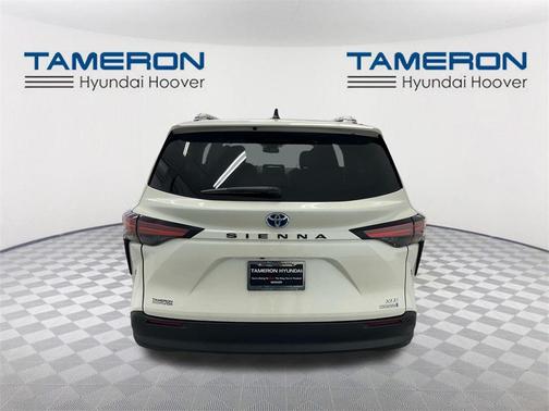 2021 Toyota Sienna XLE 8 Passenger