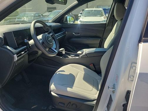 Atlas White 2025 Hyundai SANTA CRUZ SEL