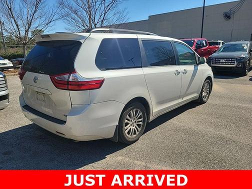 2017 Toyota Sienna XLE