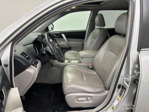 Classic Silver Metallic 2013 Toyota Highlander SE