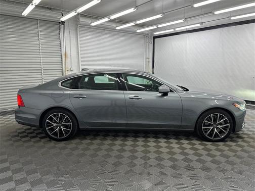 2018 Volvo S90 T6 Momentum