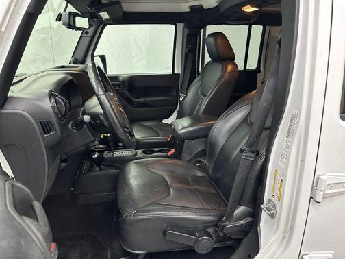 Bright White Clearcoat 2014 Jeep Wrangler Unlimited Altitude