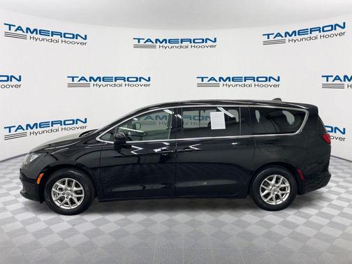 Diamond Black Crystal Pearlcoat 2024 Chrysler Voyager LX