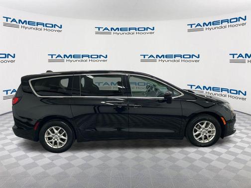 Diamond Black Crystal Pearlcoat 2024 Chrysler Voyager LX
