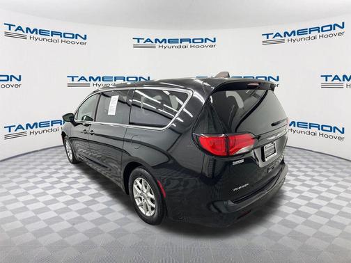 Diamond Black Crystal Pearlcoat 2024 Chrysler Voyager LX