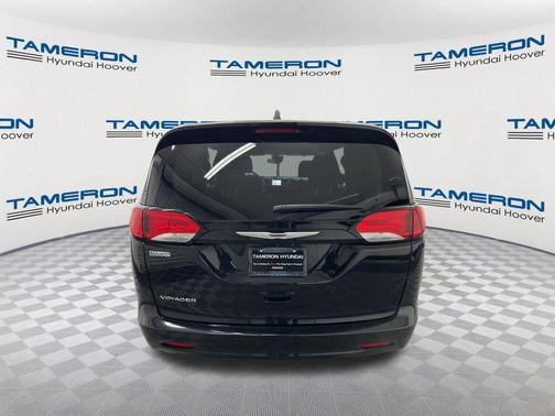 Diamond Black Crystal Pearlcoat 2024 Chrysler Voyager LX