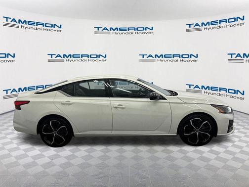 Glacier White 2024 Nissan Altima SR FWD