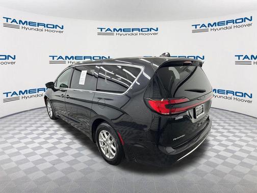 Brilliant Black Crystal Pearlcoat 2023 Chrysler Pacifica Touring L