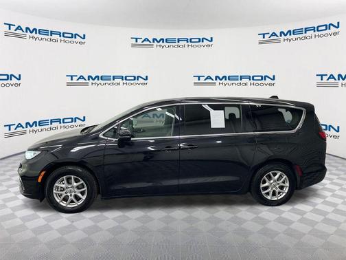 Brilliant Black Crystal Pearlcoat 2023 Chrysler Pacifica Touring L