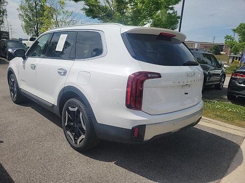 Glacial White Pearl 2023 Kia Telluride S