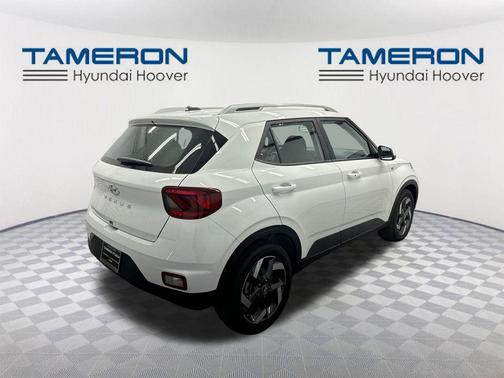 Lunar White w/Black Roof 2026 Hyundai VENUE SEL w/Two-Tone Roof