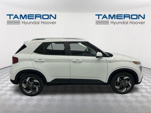 Lunar White w/Black Roof 2026 Hyundai VENUE SEL w/Two-Tone Roof