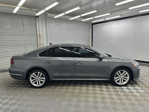 Platinum Gray Metallic 2018 Volkswagen Passat 2.0T SE