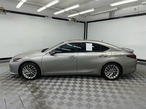 2021 Lexus ES 300h Ultra Luxury