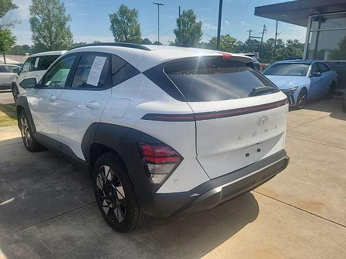 Atlas White 2025 Hyundai KONA SEL