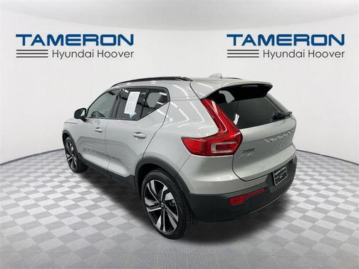 2025 Volvo XC40 B5 Plus Dark Theme