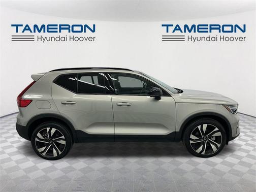 2025 Volvo XC40 B5 Plus Dark Theme