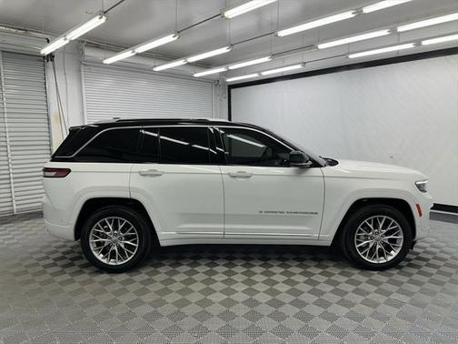 2022 Jeep Grand Cherokee Summit