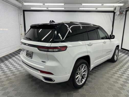 2022 Jeep Grand Cherokee Summit