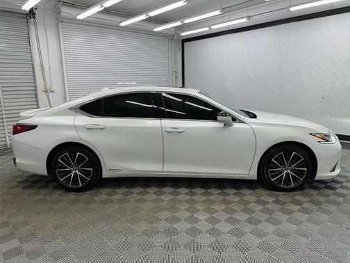 2022 Lexus ES 300h Base