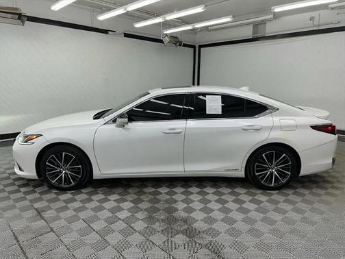 2022 Lexus ES 300h Base