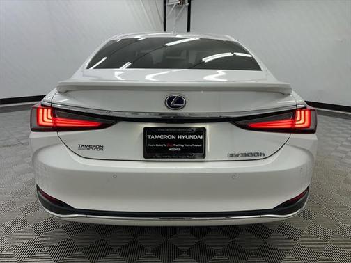 2022 Lexus ES 300h Base