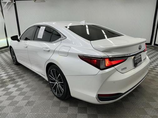 2022 Lexus ES 300h Base