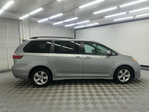 2018 Toyota Sienna LE