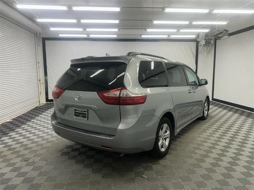 2018 Toyota Sienna LE