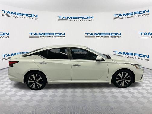 Pearl White Tricoat 2022 Nissan Altima 2.5 SV