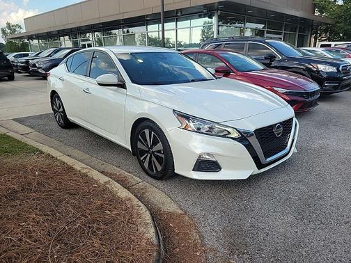 Pearl White Tricoat 2022 Nissan Altima 2.5 SV