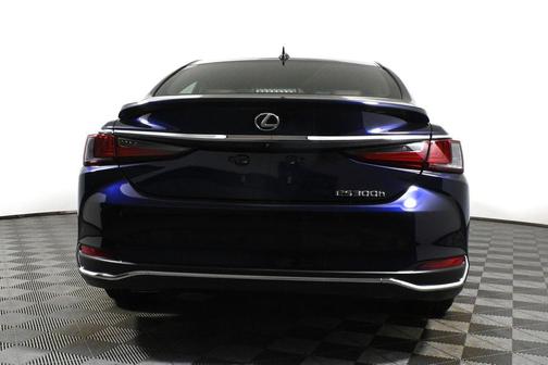 2025 Lexus ES 300h Base