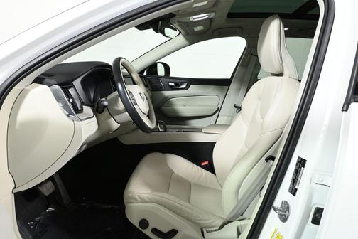 2023 Volvo XC60 B5 Plus Dark Theme