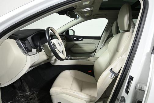 2023 Volvo XC60 B5 Plus Dark Theme