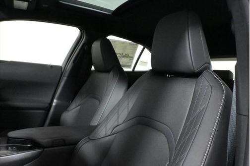 2025 Lexus UX 300h Premium
