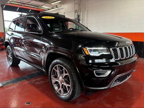 Diamond Black Crystal Pearlcoat 2018 Jeep Grand Cherokee Sterling Edition