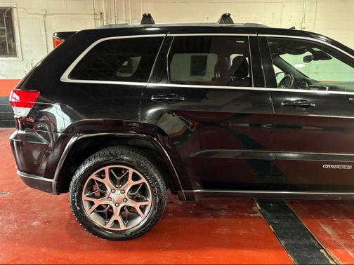 Diamond Black Crystal Pearlcoat 2018 Jeep Grand Cherokee Sterling Edition