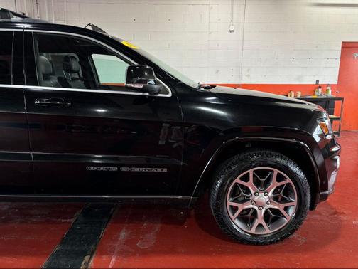 Diamond Black Crystal Pearlcoat 2018 Jeep Grand Cherokee Sterling Edition