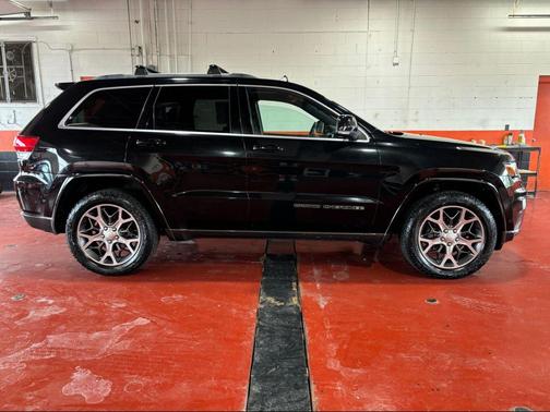 Diamond Black Crystal Pearlcoat 2018 Jeep Grand Cherokee Sterling Edition