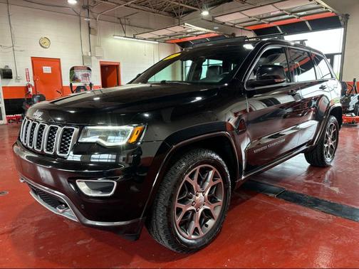 Diamond Black Crystal Pearlcoat 2018 Jeep Grand Cherokee Sterling Edition