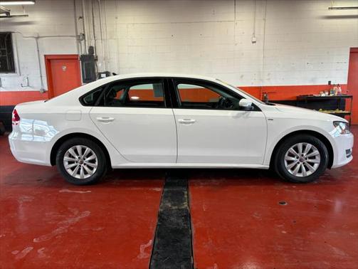 2013 Volkswagen Passat 2.5L Wolfsburg Edition
