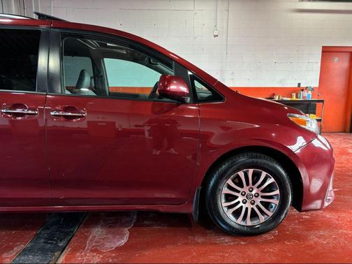 2020 Toyota Sienna XLE