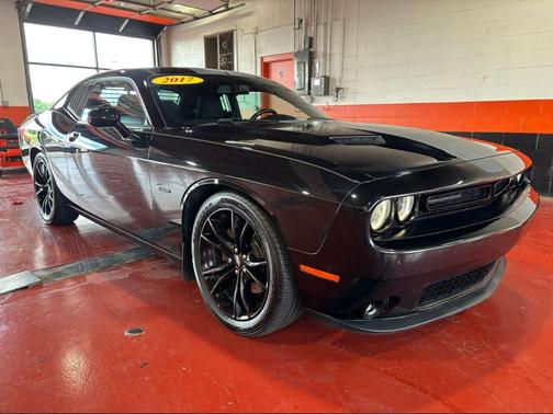 Pitch Black Clearcoat 2017 Dodge Challenger R/T