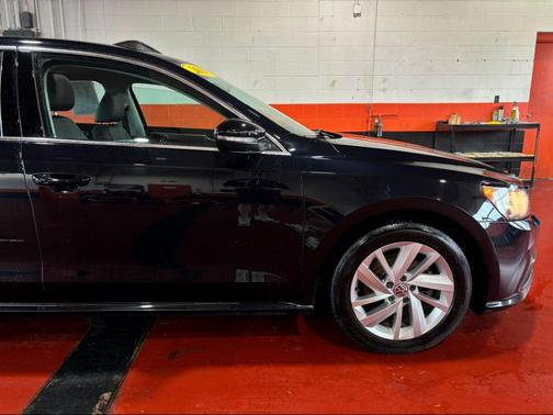 Deep Black Pearl Metallic 2018 Volkswagen Passat 2.0T SE