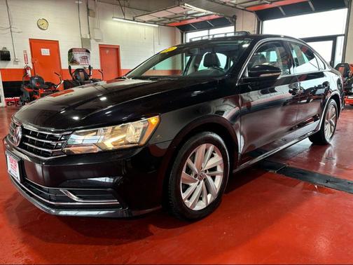 Deep Black Pearl Metallic 2018 Volkswagen Passat 2.0T SE