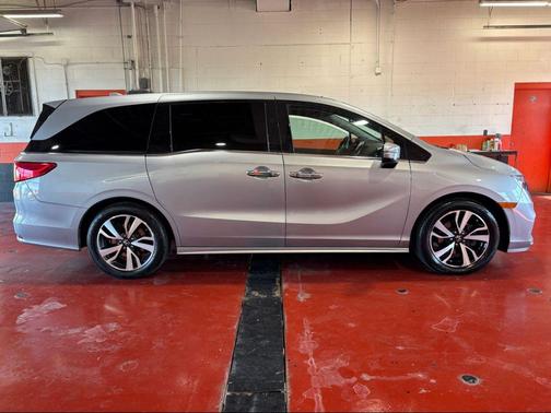 Lunar Silver Metallic 2018 Honda Odyssey Elite