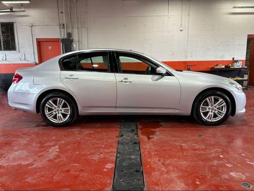 2010 INFINITI G37x Base