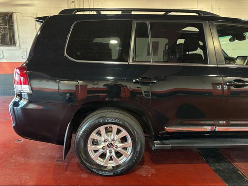 2017 Toyota Land Cruiser Base
