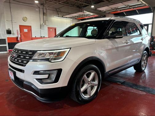 White Platinum Metallic Tri-Coat 2017 Ford Explorer sport
