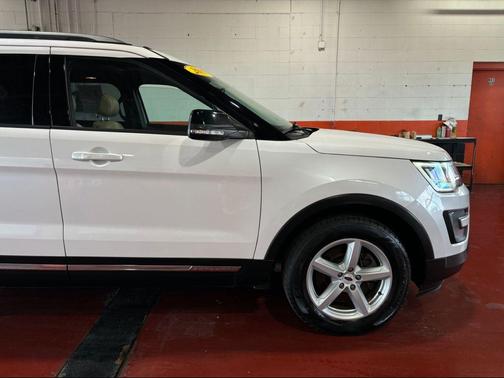 White Platinum Metallic Tri-Coat 2017 Ford Explorer sport